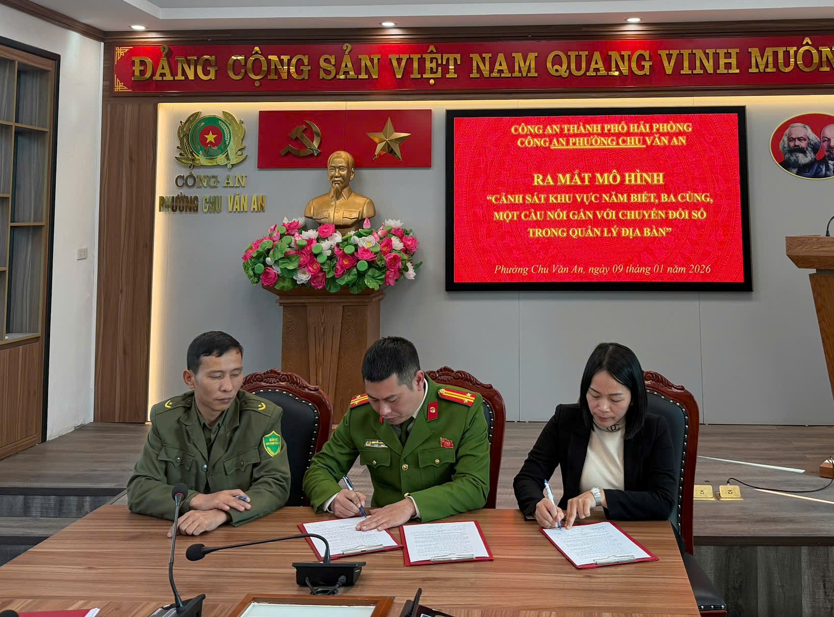 Công an phường Chu Văn An: Triển khai mô hình “Cảnh sát khu vực 5 cùng - 3 biết - 1 cầu nối gắn với chuyển đổi số trong quản lý địa bàn”